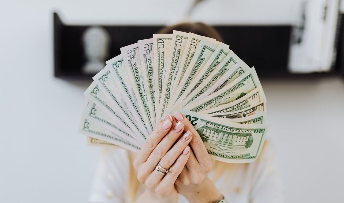 de qué depende el precio del dólar