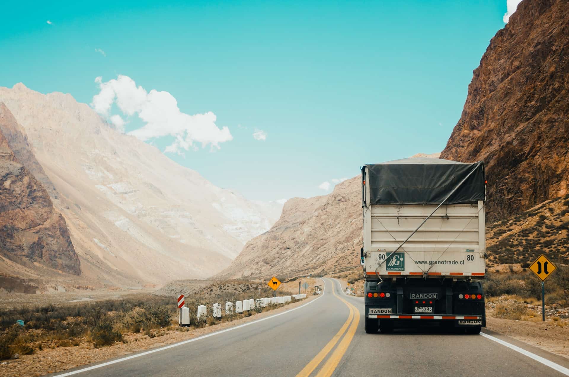 ¿Cuáles son los tipos de camiones de carga y cómo se clasifican estos vehículos de exportación?
