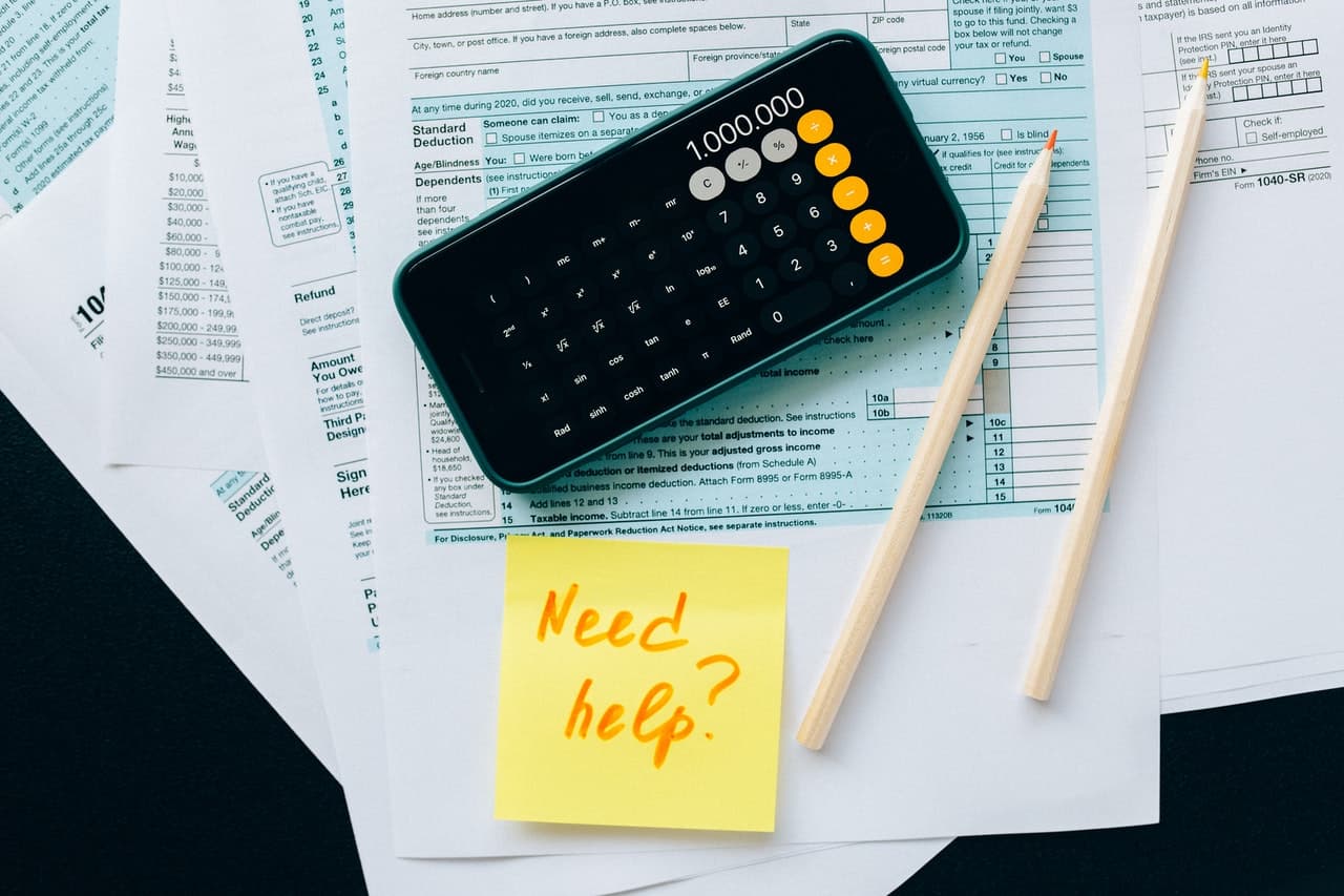 calculadora y post it impuestos